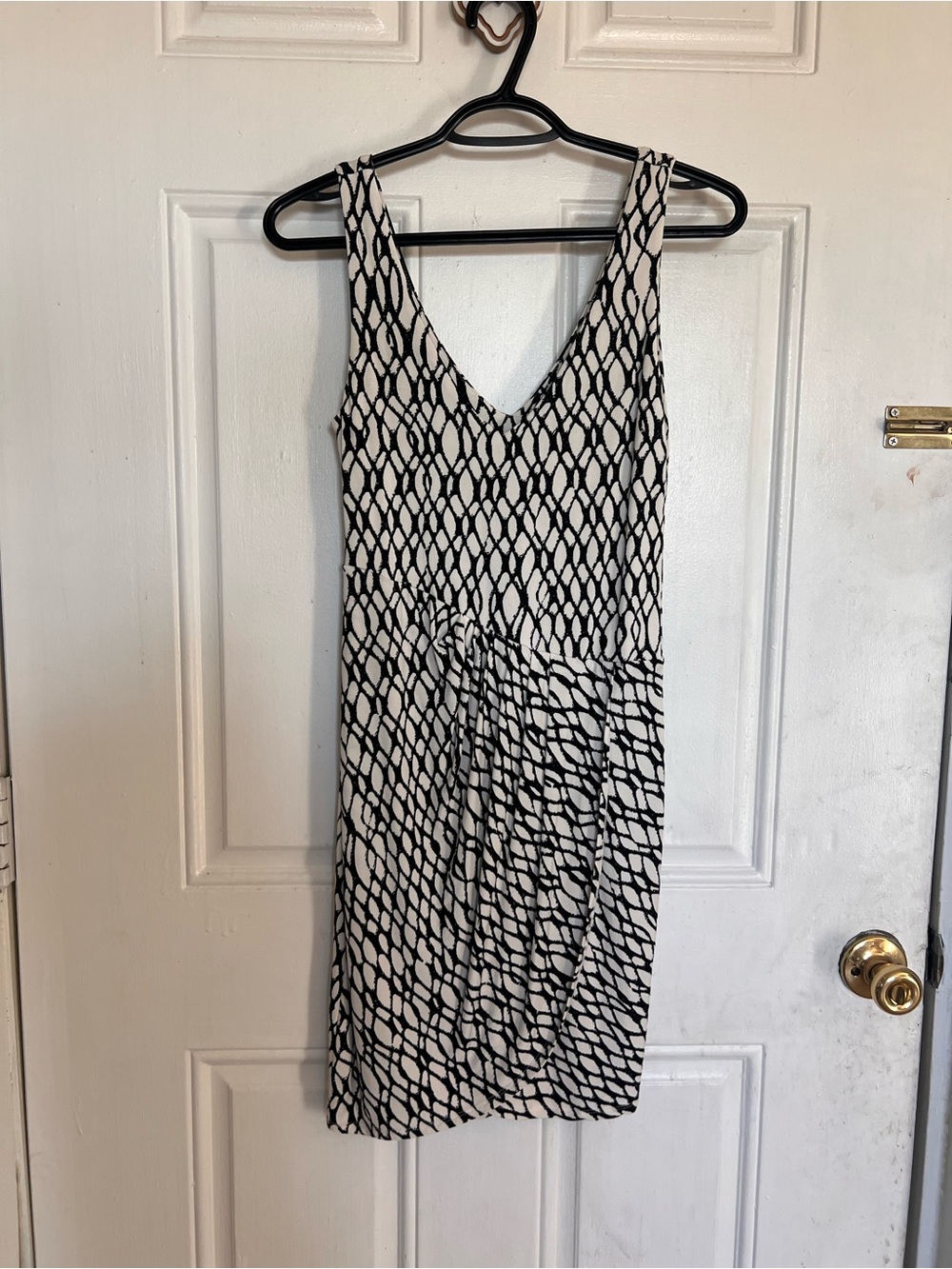 Tart | Sleeveless Black & White Patterned V-Neck Dress
